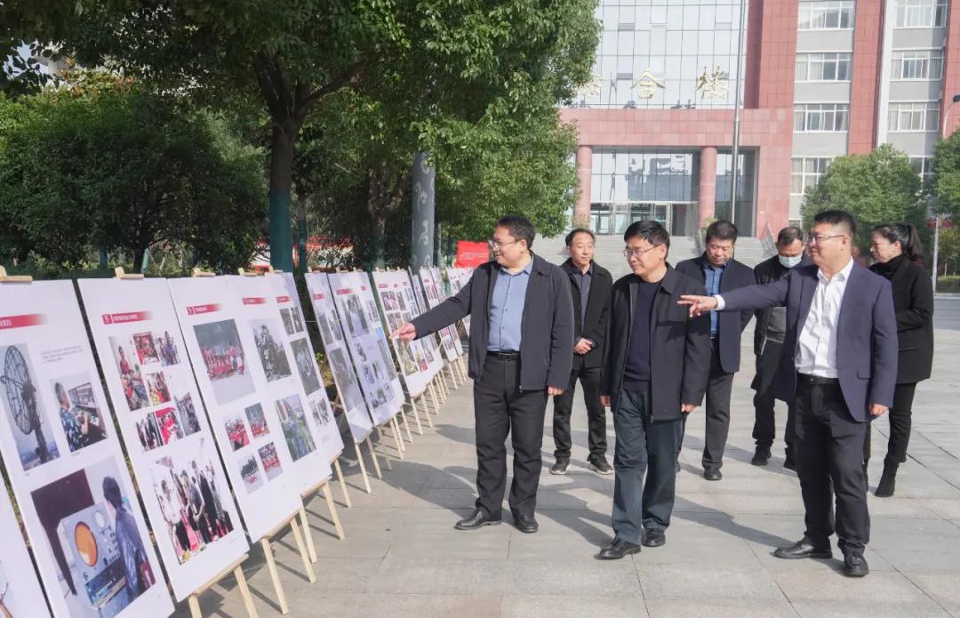 驻马店市庆祝中华人民共和国成立75周年“照片记忆 时代华章”主题摄影展在驻马店幼儿师范高等专科学校巡回展出