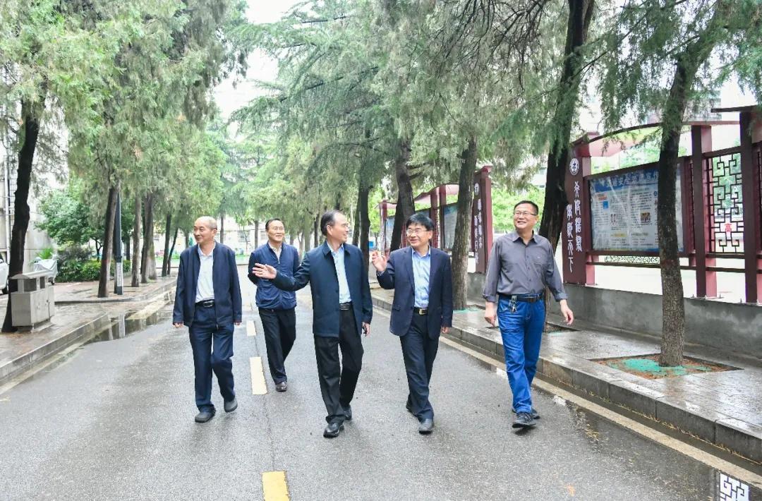 驻马店市直工委书记王红卫到驻马店育英中学调研民办学校党建工作